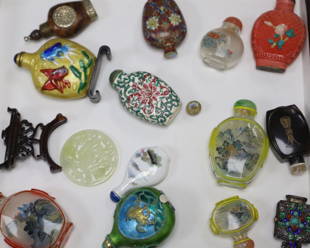 A group of thirteen Chinese snuff bottles and a miniature pierced jade table screen on stand, 9cm